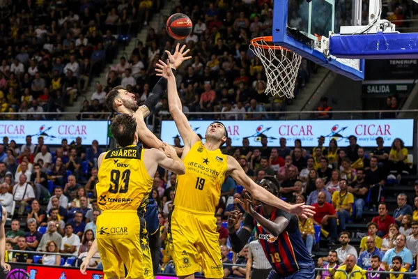 Uluslararası Basketbol Takımları Iberostar Tenerife Saski Baskonia 'ya karşı — Stok fotoğraf