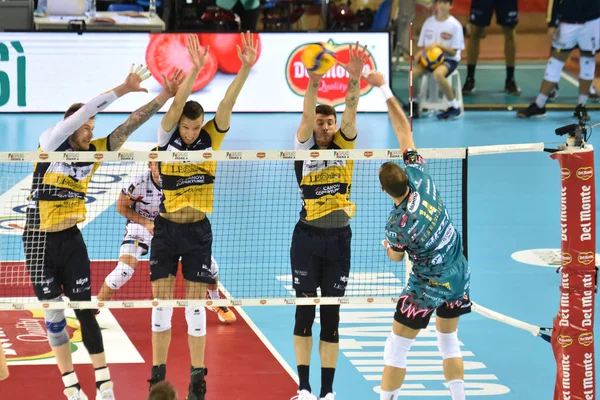Voleibol Italina Supercopa Hombres Finales - Sir Safety Perugia vs Modena Volley —  Fotos de Stock