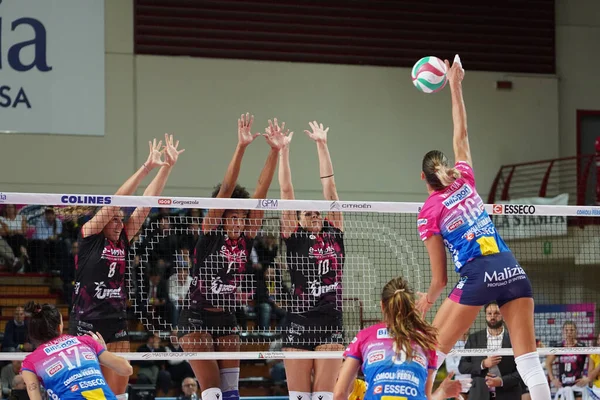 Voleybol İtalyan Serie A1 Kadınlar Şampiyonası Igor Gorgonzola Novara Unet E-work Busto Arsizio 'ya karşı — Stok fotoğraf