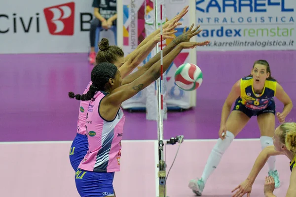 Voleibol Série Italiana A1 Campeonato Feminino Imoco Volley Conegliano vs ère pière Pomi Casalmaggiore — Fotografia de Stock