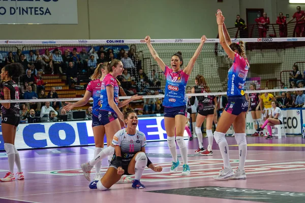 Röplabda Olasz Serie A1 női bajnokság Igor Gorgonzola Novara vs Unet E-Work Busto Arsizio — Stock Fotó