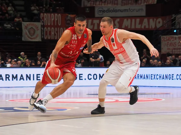 Italian koripallo Serie Championship Syrjäinen X Armani Exchange Olimpia Milano vs Openjobmetis Varese — kuvapankkivalokuva