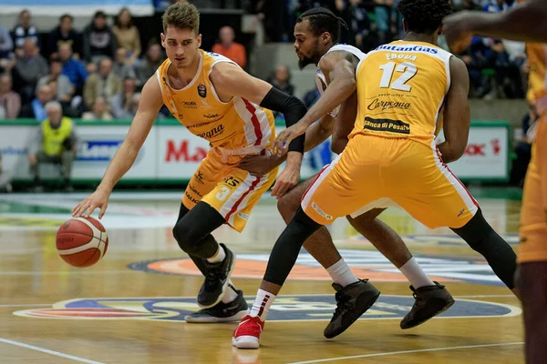 Baloncesto italiano A Serie Championship De Longhi Treviso Basket vs Carpegna Prosciutto Basket Pesaro — Foto de Stock