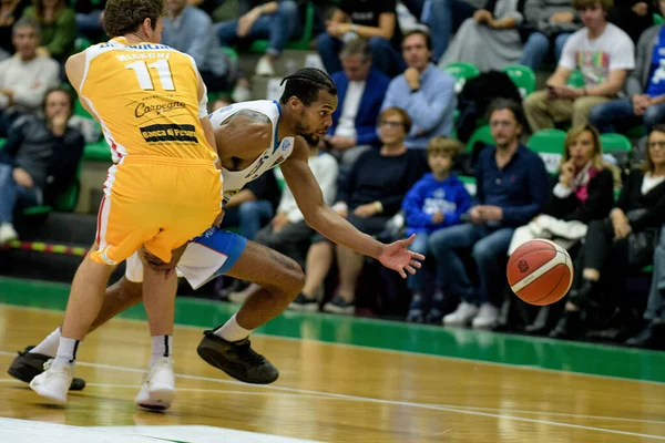 Italienska Basket A Serie Championship De Longhi Treviso Basket vs Carpegna Prosciutto Basket Pesaro — Stockfoto