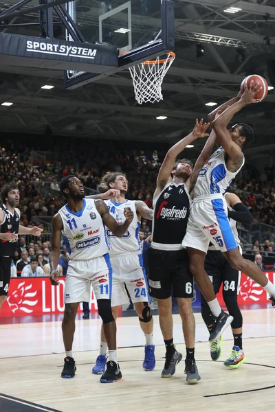 Baloncesto italiano Serie A Campeonato Segafredo Virtus Bolonia vs De Longhi Treviso Basket — Foto de Stock