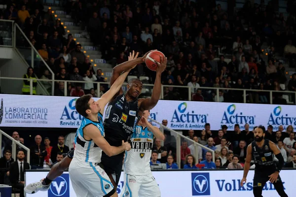 Baloncesto italiano Serie A Campeonato Dolomiti Energia Basket Trentino vs Vanoli Basket Cremona — Foto de Stock