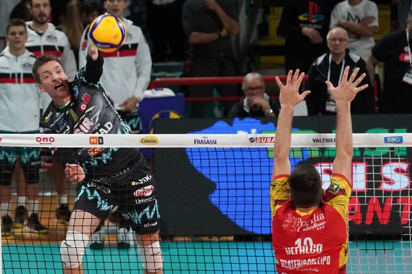 意大利排球队（意甲）男子超级联赛冠军（英语：Men Superleague Championship Sir Safety Conad Perugia vs. Tonno Callipo Calabria Vibo Valentia） — 图库照片