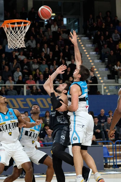 Baloncesto italiano Serie A Campeonato Dolomiti Energia Basket Trentino vs Vanoli Basket Cremona — Foto de Stock