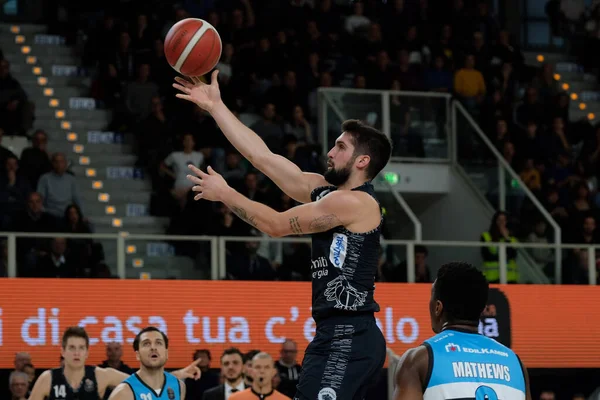 Baloncesto italiano Serie A Campeonato Dolomiti Energia Basket Trentino vs Vanoli Basket Cremona — Foto de Stock