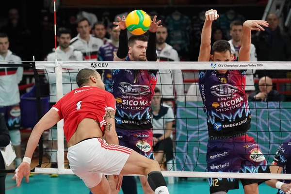 排球冠军联赛男子锦标赛（英语：Volleybal Champions League Men Championship Sir Sicoma Monini Perugia vs. Benfica Lisbona） — 图库照片