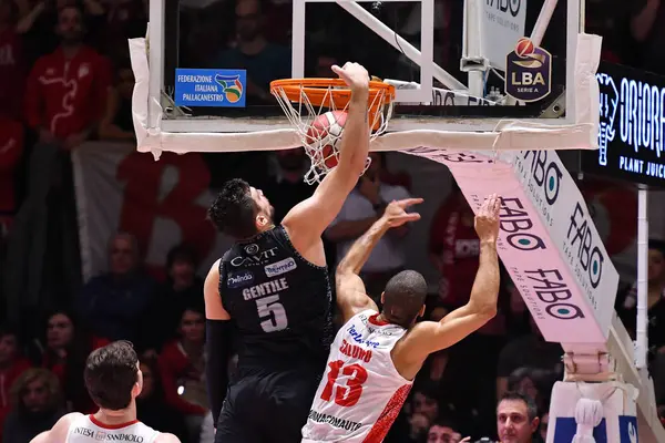 İtalyan Basketbol Şampiyonası Oriora Pistoia Dolomiti Enerji Sepeti Trentino 'ya karşı — Stok fotoğraf