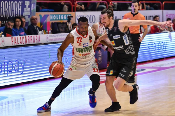 Baloncesto italiano Serie A Campeonato OriOra Pistoia vs Dolomiti Energia Basket Trentino — Foto de Stock