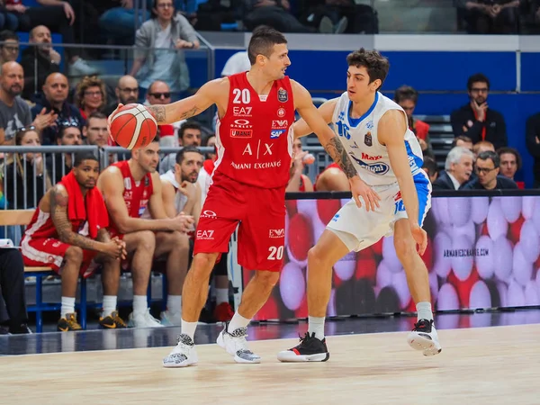 Olasz kosárlabda A sorozat bajnokság AX Armani Exchange Olimpia Milano vs De Longhi Treviso kosár — Stock Fotó