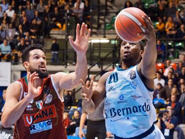 İtalya Basketbol Şampiyonası Acqua S. Bernardo Cantu, Umana Reyer Venezia 'ya karşı.