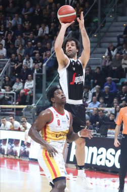İtalya Basketbol Şampiyonası Segafredo Virtus Bologna, Carpegna Prosciutto Basket Pesaro 'ya karşı.