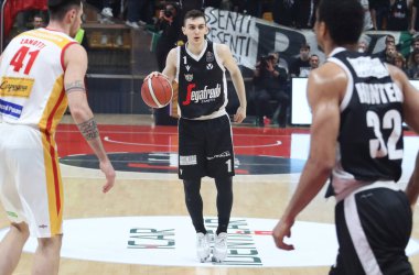 İtalya Basketbol Şampiyonası Segafredo Virtus Bologna, Carpegna Prosciutto Basket Pesaro 'ya karşı.