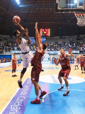 İtalya Basketbol Şampiyonası Acqua S. Bernardo Cantu, Umana Reyer Venezia 'ya karşı.