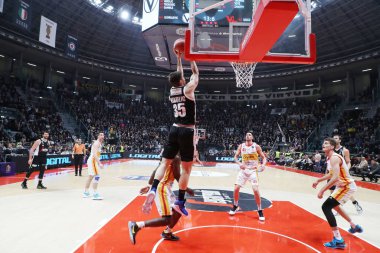 İtalya Basketbol Şampiyonası Segafredo Virtus Bologna, Carpegna Prosciutto Basket Pesaro 'ya karşı.