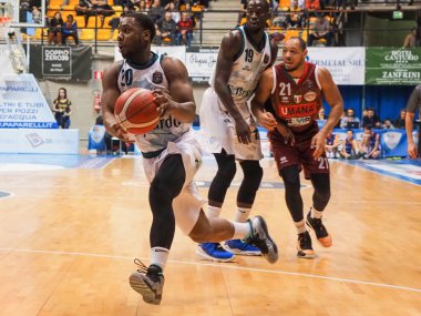 İtalya Basketbol Şampiyonası Acqua S. Bernardo Cantu, Umana Reyer Venezia 'ya karşı.