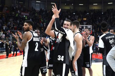 İtalya Basketbol Şampiyonası Segafredo Virtus Bologna, Carpegna Prosciutto Basket Pesaro 'ya karşı.