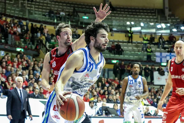 Italiensk Basketball A Seriemesterskap Pallacanestro Trieste mot Banco di Sardegna Sassari – stockfoto