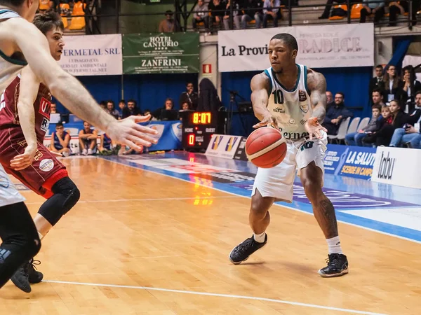 Baloncesto italiano Serie A Campeonato Acqua S. Bernardo Cantu vs Umana Reyer Venezia — Foto de Stock