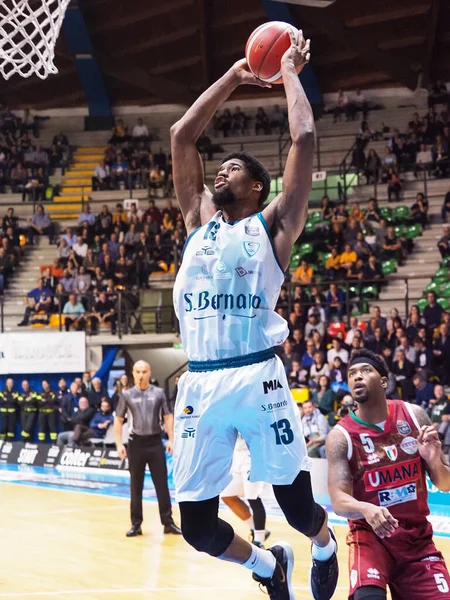 Baloncesto italiano Serie A Campeonato Acqua S. Bernardo Cantu vs Umana Reyer Venezia — Foto de Stock