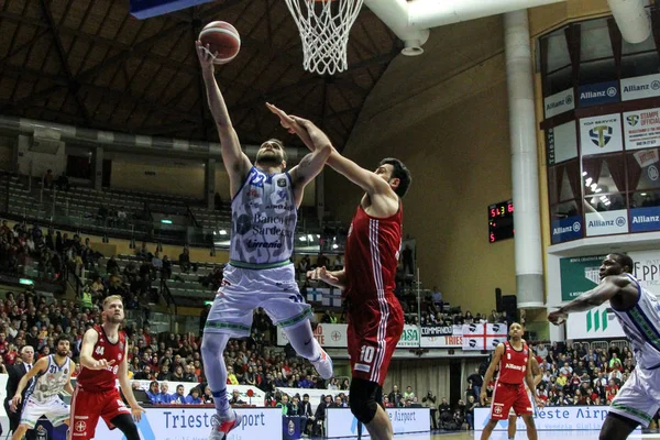 Baloncesto Italiano Serie A Campeonato Pallacanestro Trieste vs Banco di Sardegna Sassari — Foto de Stock