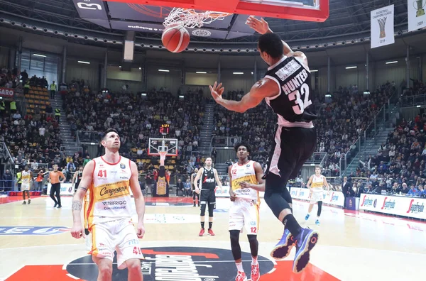 Baloncesto italiano Serie A Campeonato Segafredo Virtus Bolonia vs Carpegna Prosciutto Basket Pesaro — Foto de Stock