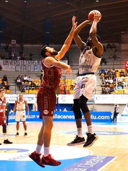 Baloncesto italiano Serie A Campeonato Acqua S. Bernardo Cantu vs Umana Reyer Venezia —  Fotos de Stock