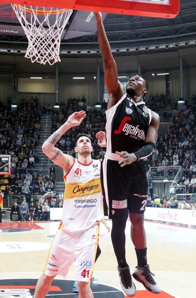 Baloncesto italiano Serie A Campeonato Segafredo Virtus Bolonia vs Carpegna Prosciutto Basket Pesaro — Foto de Stock