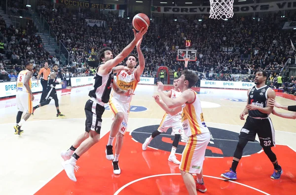 Ιταλικά Μπάσκετ A Serie Championship Segafredo Virtus Μπολόνια εναντίον Carpegna Prosciutto Καλάθι Pesaro — Φωτογραφία Αρχείου