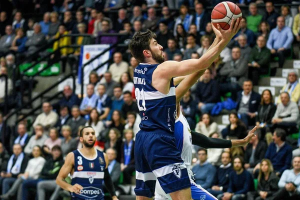 Italienischer basketball a serie championship de longhi treviso basket vs pompea fortitudo bologna — Stockfoto