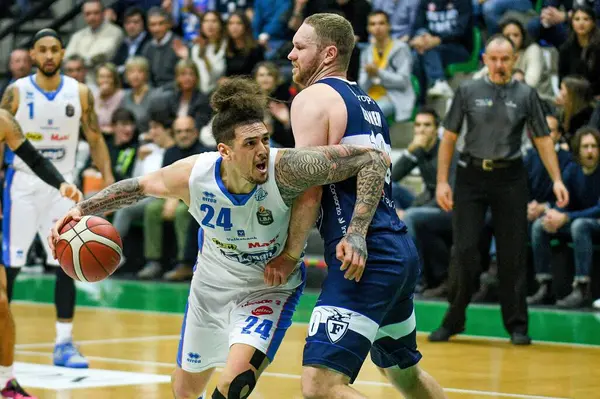 Olasz kosárlabda A sorozat bajnokság De Longhi Treviso kosár vs Pompea Fortitudo Bologna — Stock Fotó