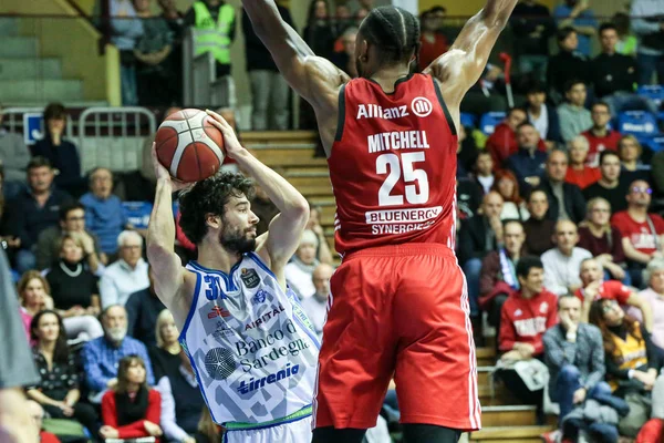 Olasz kosárlabda A sorozat bajnokság Pallacanestro Trieszt vs Banco di Sardegna Sassari — Stock Fotó