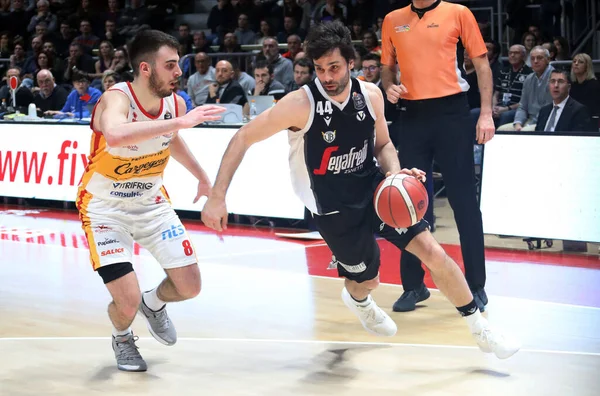 Baloncesto italiano Serie A Campeonato Segafredo Virtus Bolonia vs Carpegna Prosciutto Basket Pesaro — Foto de Stock