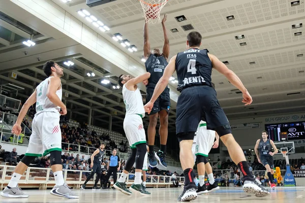 Baloncesto Eurocopa Dolomiti Energia Trento vs Darussafaka Tekfen Estambul — Foto de Stock