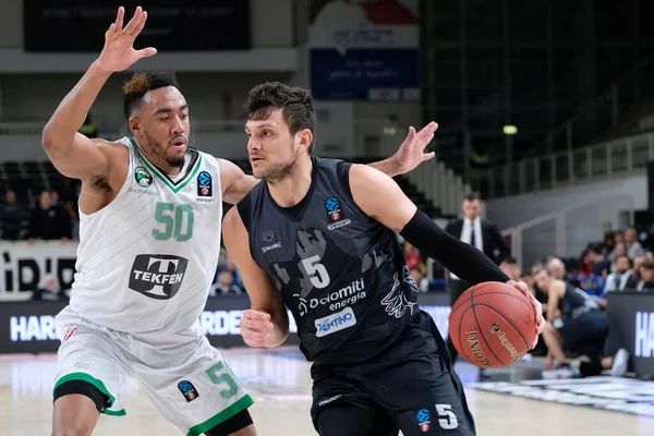 Baloncesto Eurocopa Dolomiti Energia Trento vs Darussafaka Tekfen Estambul — Foto de Stock