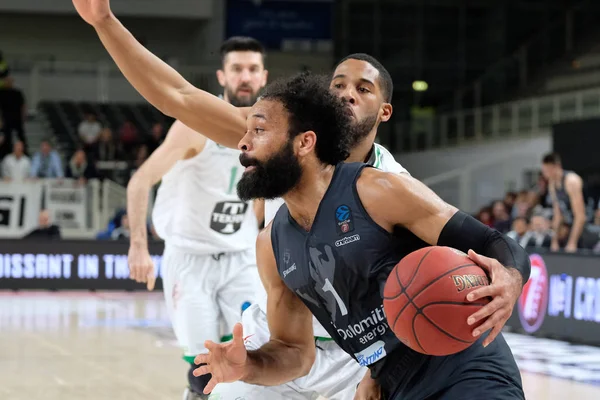 Baloncesto Eurocopa Dolomiti Energia Trento vs Darussafaka Tekfen Estambul — Foto de Stock