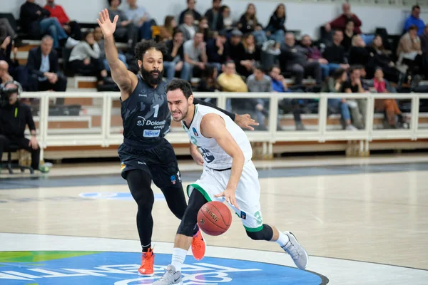 Baloncesto Eurocopa Dolomiti Energia Trento vs Darussafaka Tekfen Estambul — Foto de Stock