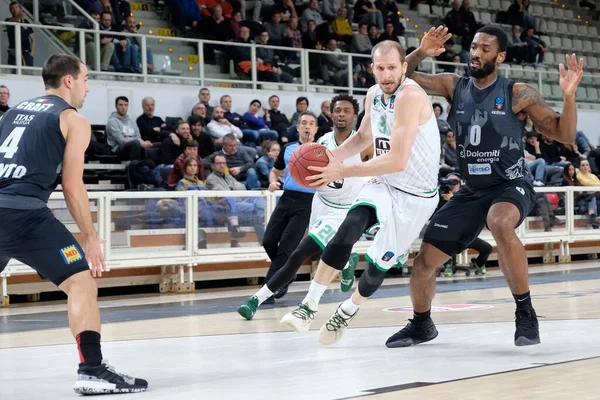 Baloncesto Eurocopa Dolomiti Energia Trento vs Darussafaka Tekfen Estambul — Foto de Stock