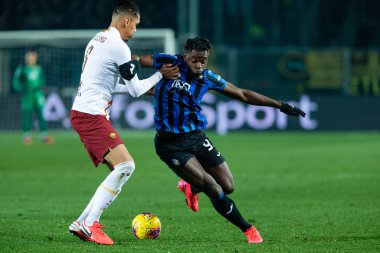 Duvan Zapata (atalanta) ve Chris Smalling (roma) 15 Şubat 2020 - Bergamo 'da oynanan İtalya Serie A futbol karşılaşmasında Atalanta vs Roma - Lps / Francesco Scaccianoce