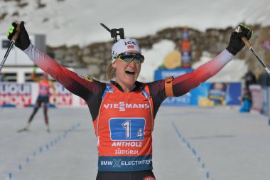 Roeiseland marte oslu (nor) Ibu Dünya Kupası Biatlon 2020 'de finiş çizgisini temsil ediyor - Kadınlar Bayrak Bayrağı 4x6 Km, Anterselva' da Biatlon, 22 Şubat 2020 - Lps / Marco Todaro