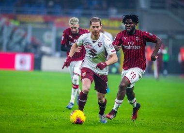 Torino Fc takımından Cristian Ansaldi, 17 Şubat 2020 tarihinde İtalya 'nın başkenti San Siro Stadyumu' nda Ac Milan ile Torino Fc arasında oynanan 2019 / 20 Serie A 2019 / 20 karşılaşmasında Milan 'lı Franck Kessie' ye karşı top mücadelesi veriyor.