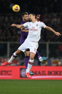 zlatan İbrahimovic (Milan) ve Alman pezzella (Fiorentina vs Milan, İtalya Serie A futbol maçı, 22 Şubat 2020 - Lps / Matteo Papini
