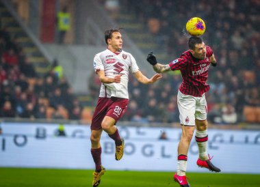 Ac Milan 'dan Alessio Romagnoli, 17 Şubat 2020 tarihinde İtalya' nın başkenti Milan 'daki San Siro Stadyumu' nda Ac Milan ile Torino Fc arasında oynanan 2019 / 20 Serie A 2019 / 20 karşılaşmasında Torino Fc 'li Simone Edera karşı top mücadelesi veriyor.
