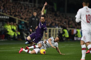 Fiorentina ve Milan maçında gaetano castrovilli (fiorentina) ve hakan calhanoğlu (milan), İtalya Serie A futbol karşılaşması, 22 Şubat 2020 - Lps / Matteo Papini