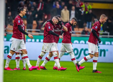 Ac Milan 'dan Ante Rebiç, 17 Şubat 2020 tarihinde San Siro Stadyumu' nda Ac Milan ile Torino Fc arasında oynanan 2019 / 20 karşılaşmasında takım arkadaşlarıyla kutlama yapıyor - Fotoğraf: Fabrizio Carabelli / Lm