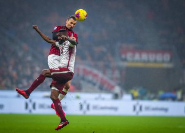 Ac Milan 'dan Zlatan Ibrahimoviç, 17 Şubat 2020' de San Siro Stadyumu 'nda Ac Milan ile Torino Fc arasında oynanan 2019 / 20 Serie A 2019 / 20 karşılaşmasında Torino Fc' li Nicolas Nkoulou 'ya karşı top mücadelesi veriyor.