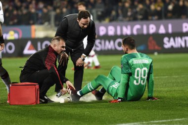 Gianluigi donnarumma (milan) a terra infortunato costretto poi a uscire in ripresa during Fiorentina vs Milan, italyan Serie A football match, 22 Şubat 2020 - Lps / Matteo Papini